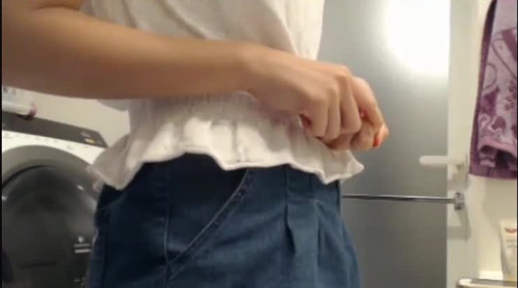 四月最新流出坑闺蜜系列学生宿舍偷拍室友躲在浴室玩震动棒洗澡